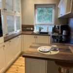 Küche mit Kaffeemaschine, Geschirrspüler